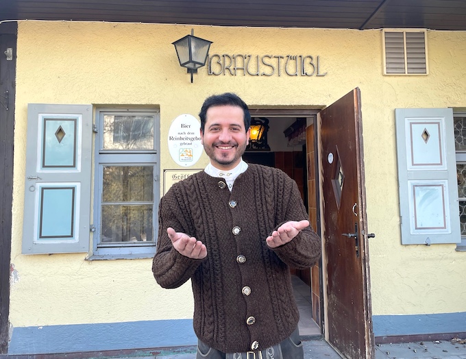 Waseem Tufail vor dem Bräustüberl der Forschungsbrauerei in Perlach